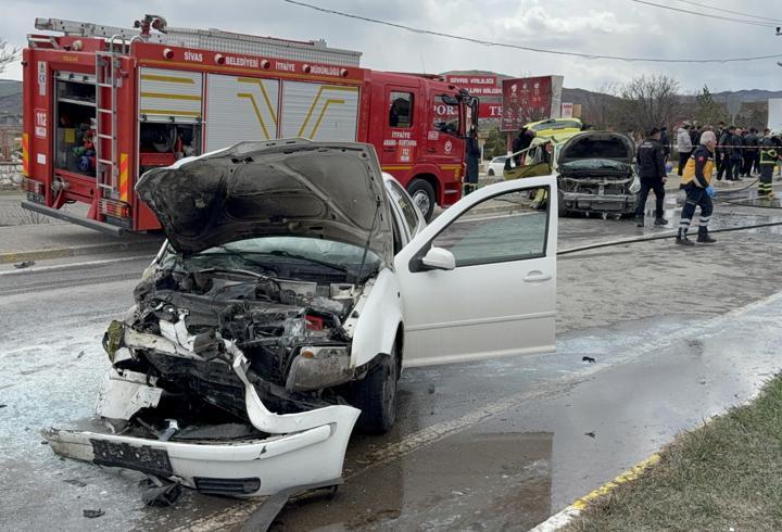 Sivasspor tesisleri önünde otomobil, taksiye çarptı: 4'ü futbolcu 6 yaralı