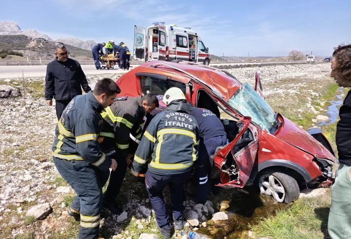 Otomobil şarampole devrildi: 2 yaralı