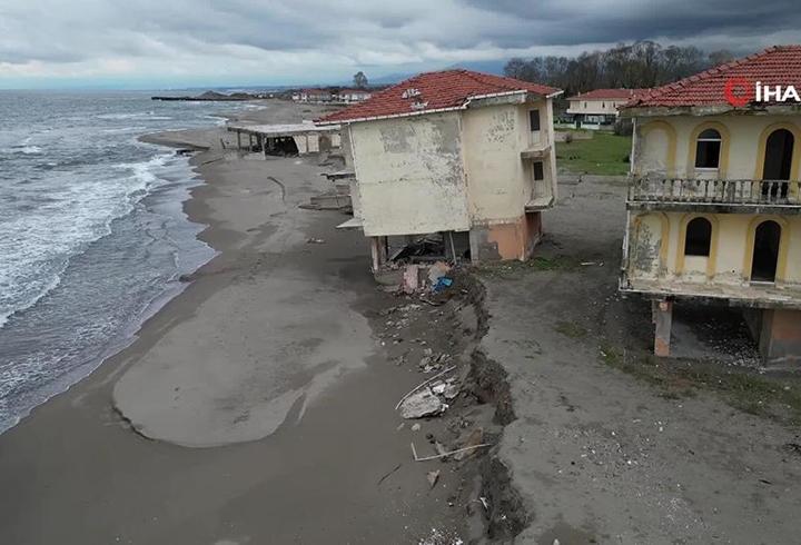 Kıyı erozyonu tatil evlerini vurdu