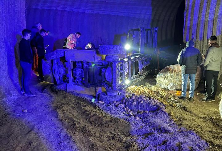 Patates deposunda devrilen forkliftin operatörü öldü