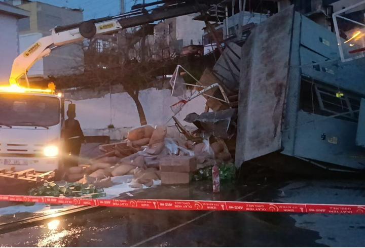 Freni boşalan kamyon, trafoya çarpıp okul bahçesine düştü: 1 yaralı