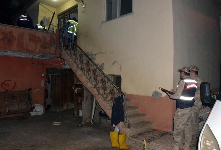 Tartıştığı karısını tabancayla başından vurup, öldürdü