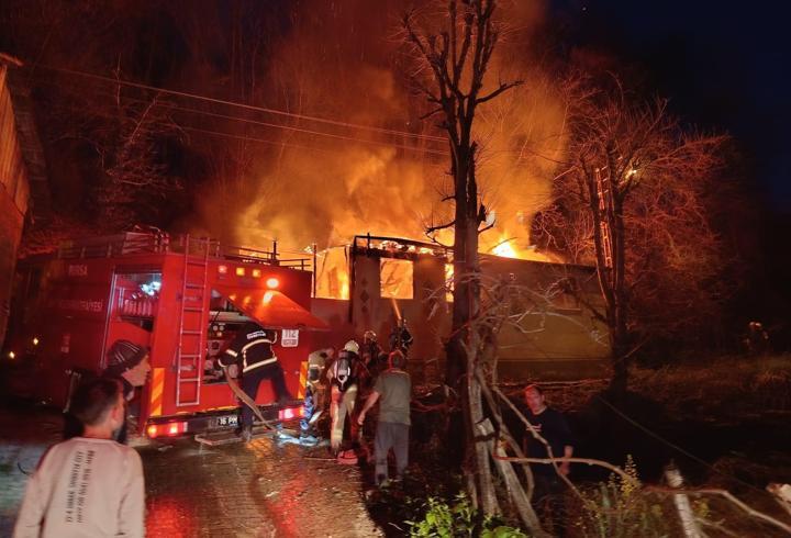 Tek katlı ev alev alev yandı