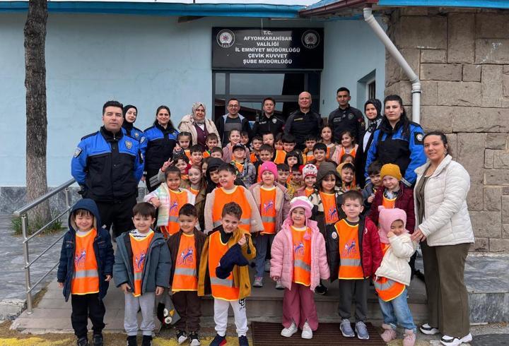 Polisten anaokulu öğrencilerine eğitim