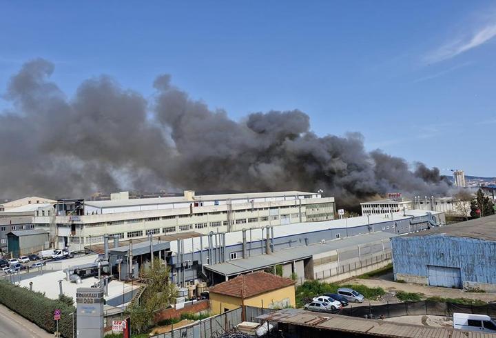 İstanbul'da iş yeri yangını: Duman gökyüzünü kapladı