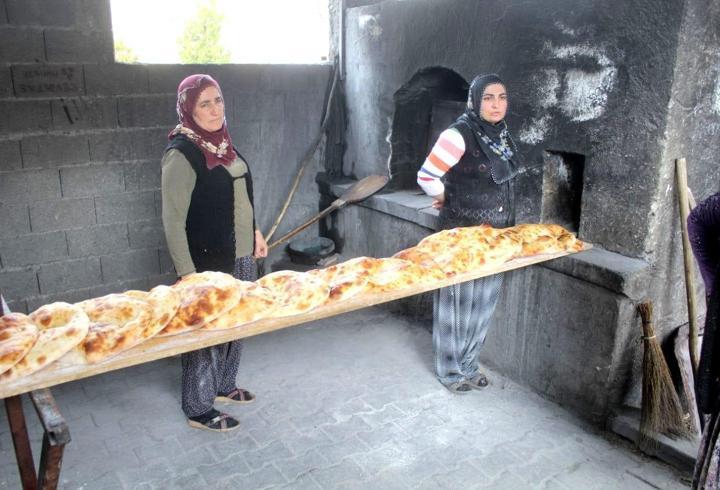 Asırlık geleneği iki komşu imece usulü yaşatıyor