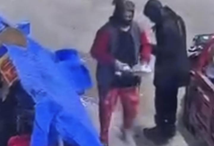 Prefabrik çarşıdaki ayakkabı hırsızlığı kamerada