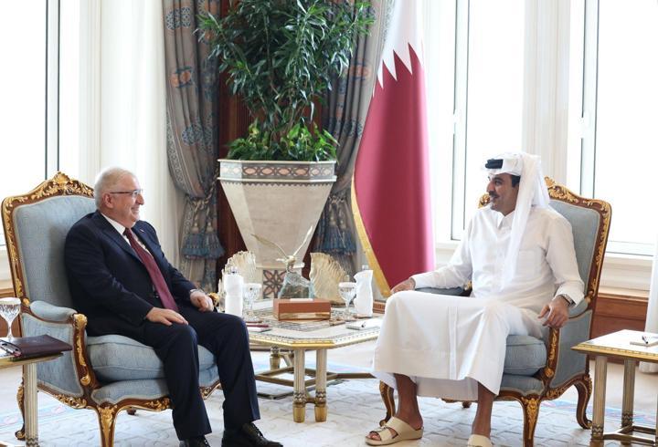 Dr. Muhammed Berdibek, İran’ın Hürmüz Boğazı’nı en güçlü koz olarak etkili şekilde kullandığını ve ABD’nin bu süreçte zorlandığını belirtti. İran’ın Cask bölgesi üzerinden Hürmüz’e alternatif petrol sevkiyatı yapabildiğini vurgulayan Berdibek, Körfez ülkelerinin ise aynı esnekliğe sahip olmadığını ifade etti. Olası bir savaşta alternatif hatların da hedef olabileceğini söyleyen Berdibek, Trump’ın sıkıştığını ve sürecin yeniden diplomasiye evrilebileceğini dile getirdi.1
