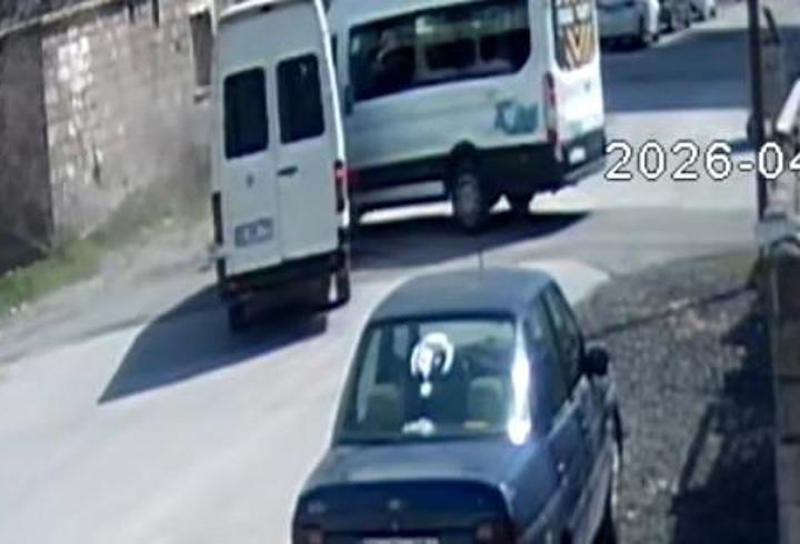 Kayseri'de iki minibüs çarpıştığı kaza kamerada; 8 yaralı