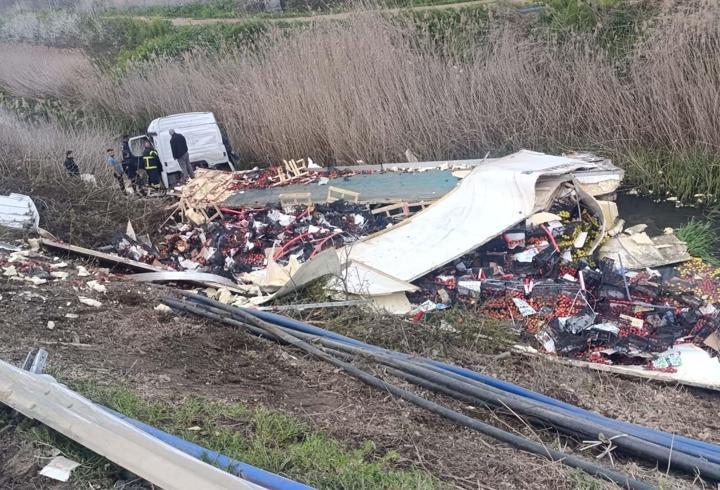 Elma yüklü çekici kanala devrildi: 1 yaralı