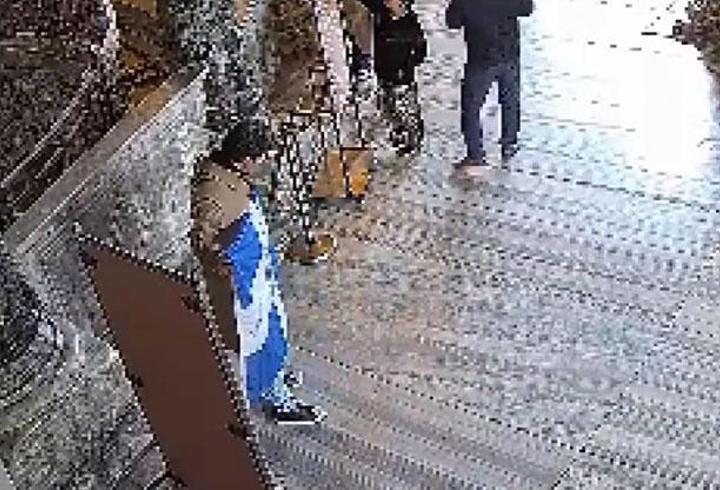 Ayasofya Camii'nde provokasyon: İdeolojik içerikli bayrak açan 2 kişi tutuklandı!