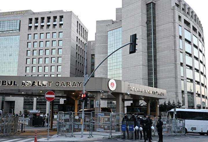 Ankara’da trafikte makas atarak ilerleyen otomobil, hafif ticari araca arkadan çarptı. O anlar başka bir otomobilin araç kamerasına yansıdı.3