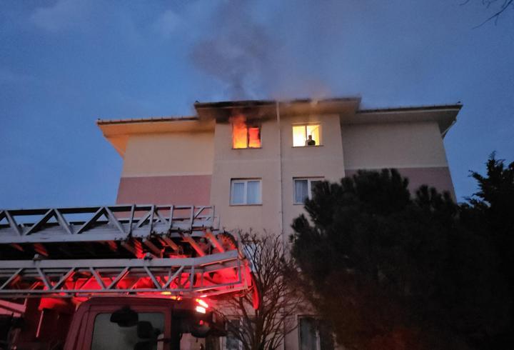 Yangında 4'üncü katta mahsur kalan kişi, merdivenli araçla kurtarıldı