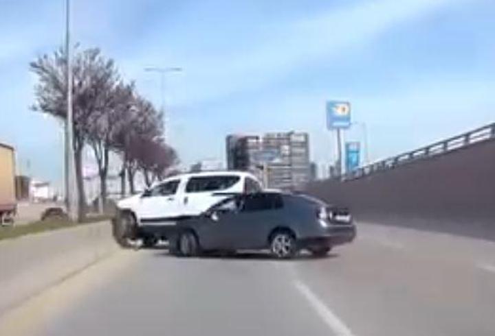 Ankara'da 'makas' faciası! Şeridinde giden araç devrildi