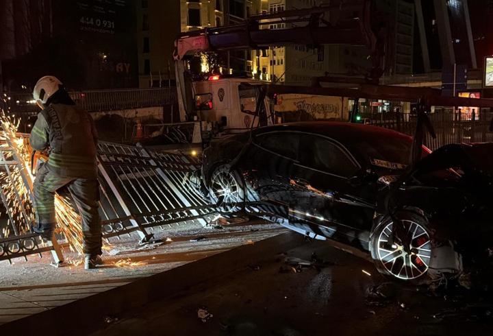 Şişli’de lüks otomobil demir korkuluklara çarptı: 3 yaralı