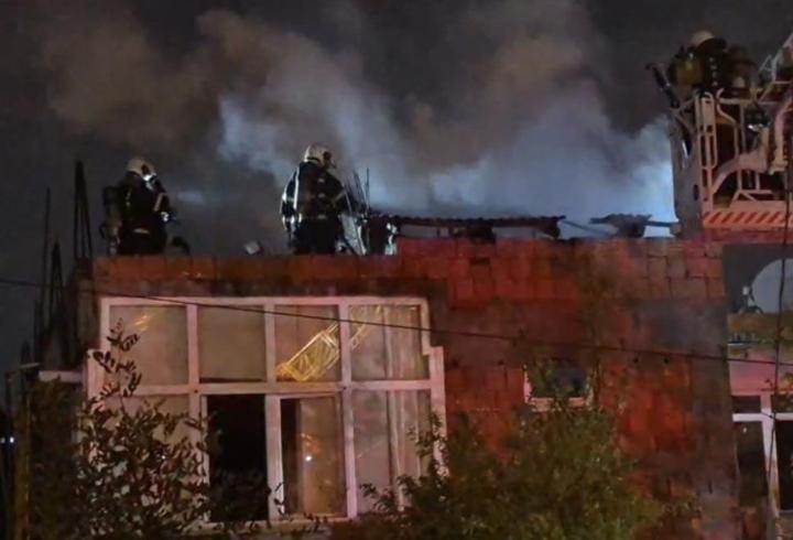 Evin çatısında çıkan yangın büyümeden söndürüldü