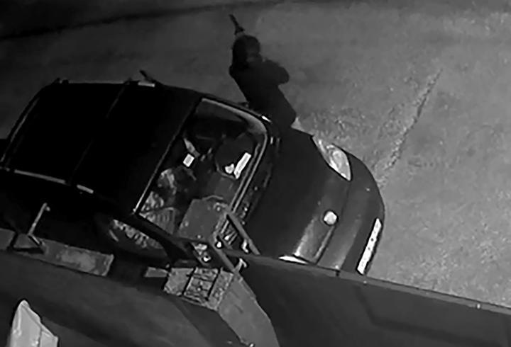 Kasklı şüphelinin pompalı tüfekle eve ateş açtığı anlar kamerada