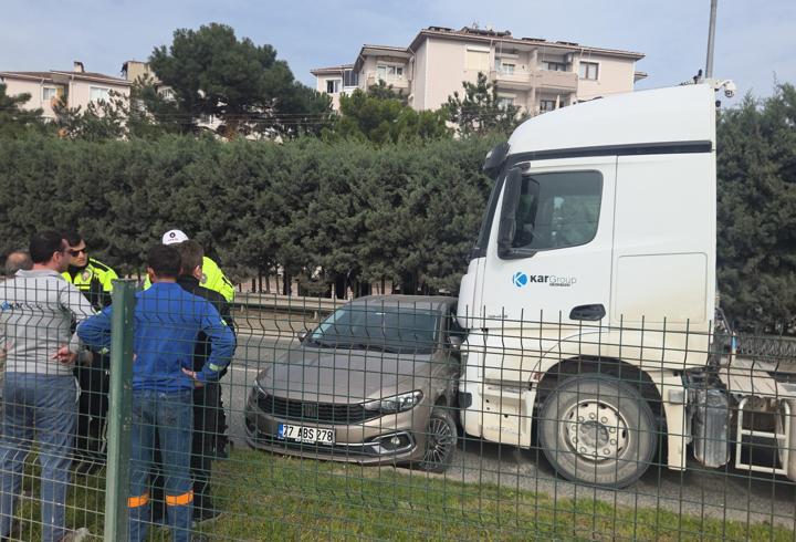 Orhangazi'de hafriyat kamyonu çarptığı otomobili sürükledi