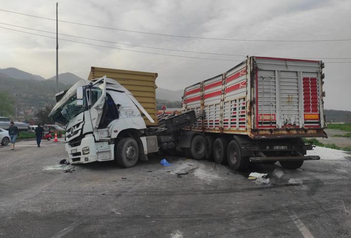 Hatay'da iki TIR çarpıştı: 3 yaralı