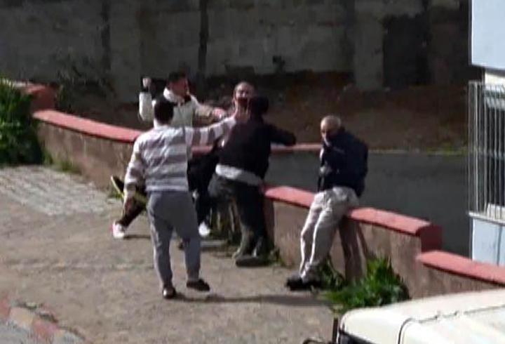 Tekerlekli sandalyedeki babasını azarlayınca mahalledeki gençler tarafından dövüldü