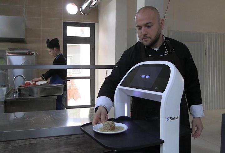 Edirne’de üniversitenin sosyal tesislerinde robot garson dönemi