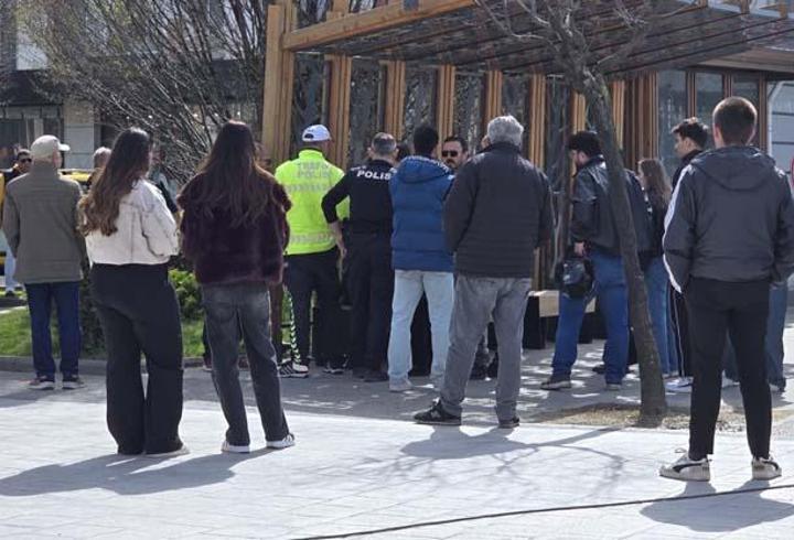 Kahramanmaraş'ta okullar tatil mi merak ediliyor. Kahramanmaraş'ın 12 Şubat ilçesindeki Ayser Çalık Ortaokulu'na silahlı saldırı düzenlendi. Kahramanmaraş Valisi Mükerrem Ünlüer saldırıda 4 kişinin hayatını kaybettiği ve yaralıların olduğunu açıkladı. Açıklama sonrası Kahramanmaraş'ta 16 Nisan Perşembe günü okulların tatil edilip edilmediği sorgulanıyor. Peki, Kahramanmaraş'ta yarın okullar tatil mi? 16 Nisan Perşembe Maraş'ta okullar tatil mi?1