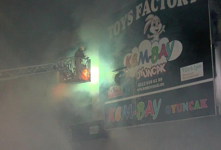 Bağcılar'da 2 katlı oyuncak mağazasında çıkan yangın söndürüldü