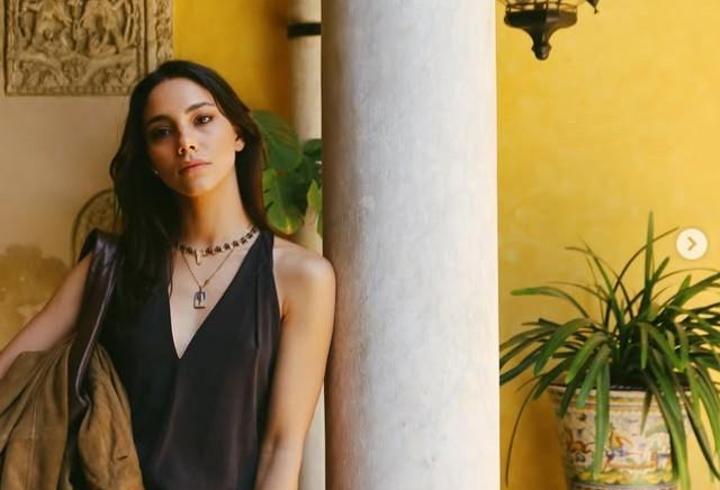 Uzak Şehir'in Zerrin'i Dilin Döğer'den yeni pozlar