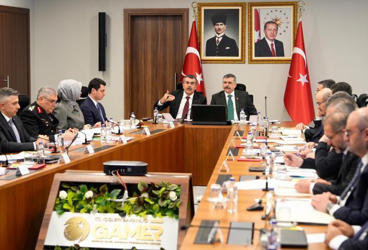 Kurban Bayramı’na sayılı günler kala 2026 yılına ait kurbanlık fiyatları şekillenmeye başladı. Kurbanlık fiyatları alım hazırlığı yapan vatandaşların odağına yerleşti. Güncel piyasa verileri incelendiğinde, küçükbaş kurbanlıkların fiyatlarının 18 bin TL’den başlayarak 50 bin TL’ye kadar yükseldiği, büyükbaş kurbanlıklarda ise etiketlerin 130 bin TL ile 400 bin TL arasında değiştiği görülüyor. Uzmanlar, fiyat farklılıklarının hayvanın cinsi, canlı kilosu, beslenme süreci ve genel sağlık durumu gi