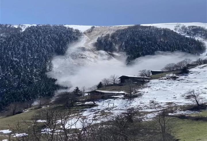 Trabzon’da çığ düşme anı kamerada
