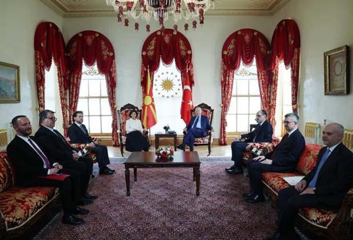 Şanlıurfa ve Kahramanmaraş’ta art arda yaşanan saldırıların ardından eğitim alanında önemli adımlar atılmaya başlanırken, iki ilde okulların 2 gün süreyle tatil edilmesi kamuoyunda dikkatle takip ediliyor. Bu kararın açıklanmasının ardından gözler diğer illerden gelecek olası duyurulara çevrilirken, veliler ve öğrenciler yarın için benzer bir uygulama olup olmayacağını merak ediyor. Güvenlik ve tedbir amaçlı alınabilecek yeni kararlar beklentisiyle birlikte, “Yarın okullar tatil mi?” sorusu günd