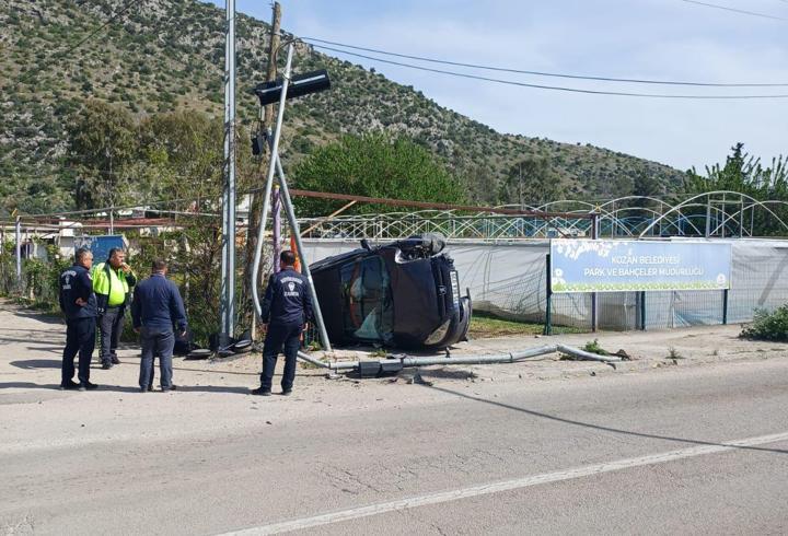 Devrilen otomobilin sürücüsü yaralandı