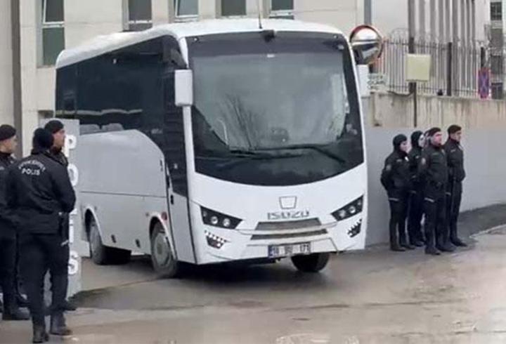 İçişleri Bakanı Mustafa Çiftçi, CNN Türk’e yaptığı özel açıklamada, son dönemde yaşanan olaylar karşısında Türkiye’nin güçlü devlet refleksi ve toplumsal dayanışma iradesiyle hareket ettiğini vurguladı. Bakan Çiftçi, okul güvenliğinin yalnızca fiziki tedbirlerle sınırlı olmadığını belirterek, çocukların zihinsel ve duygusal dünyasını etkileyen unsurlara dikkat çekti. Dijital içeriklerin etkisi, sosyal izolasyon ve aile bağlarındaki zayıflamanın bu sürecin önemli parçaları arasında yer aldığını i