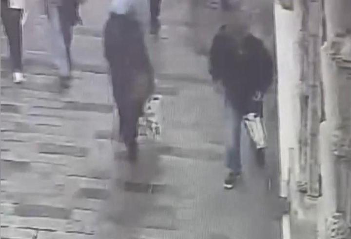 Beyoğlu’nda kaldırımda unutulan bez çantayı çalan şüpheli tutuklandı