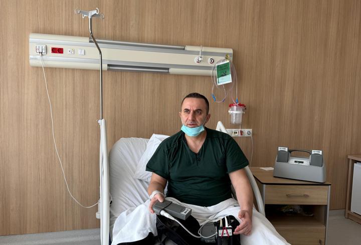 Kalbini 4 yıldır çantada taşıyor