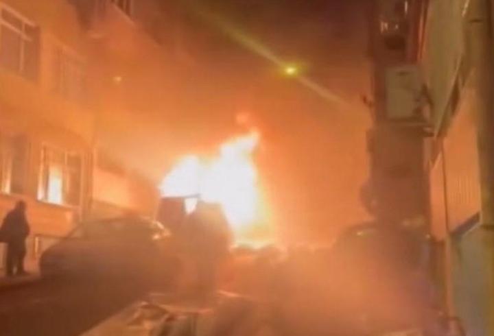 Fatih'te park halindeki hafif ticari araç alev alev yandı