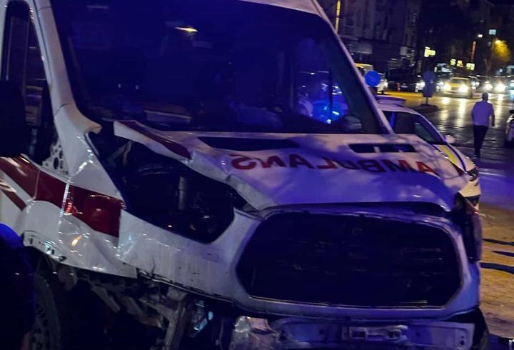 Ankara’da ambulans ile hafif ticari araç kafa kafaya çarpıştı; 4 yaralı