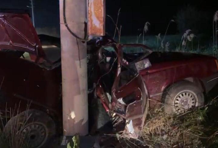 Beton direğe çarpan otomobilin sürücüsü öldü