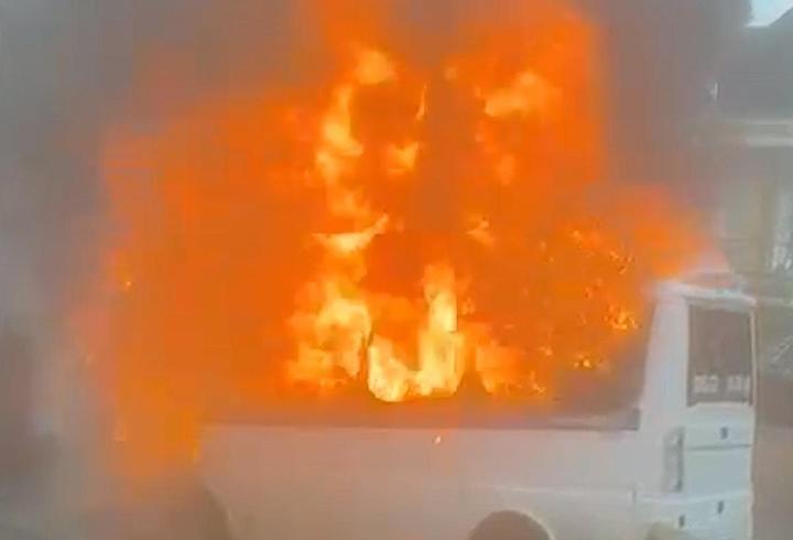 Park halindeki yolcu minibüsü alev topuna döndü