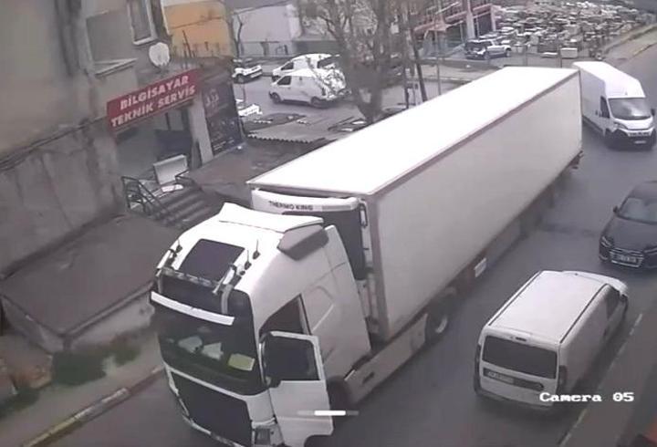 Beylikdüzü'nde şoförün el frenini çekmeyi unuttuğu TIR minibüse çarptı