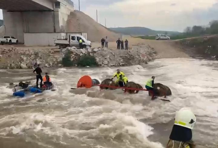 İşçilerini taşıyan traktör dereden geçerken devrildi: 10 işçi vinç yardımıyla kurtarıldı