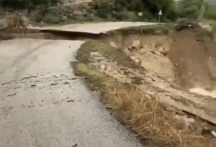 Mersin’de sağanak nedeniyle yol çöktü 