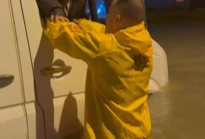 Adana’da sağanak hayatı olumsuz etkiledi; minibüste mahsur çocuklar kurtarıldı