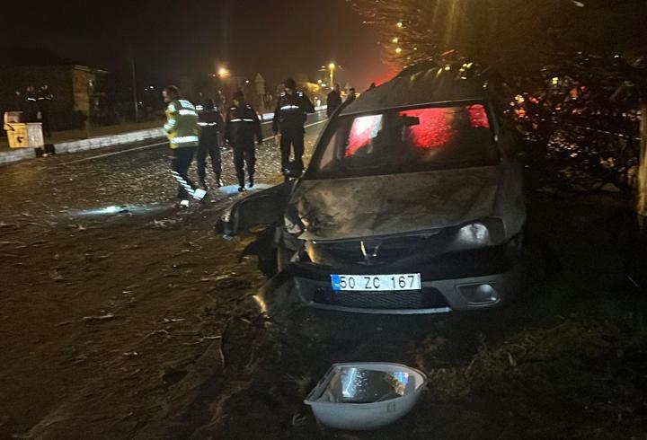 Nevşehir'de refüje çıkan otomobil aydınlatma direğine çarptı: 1 yaralı