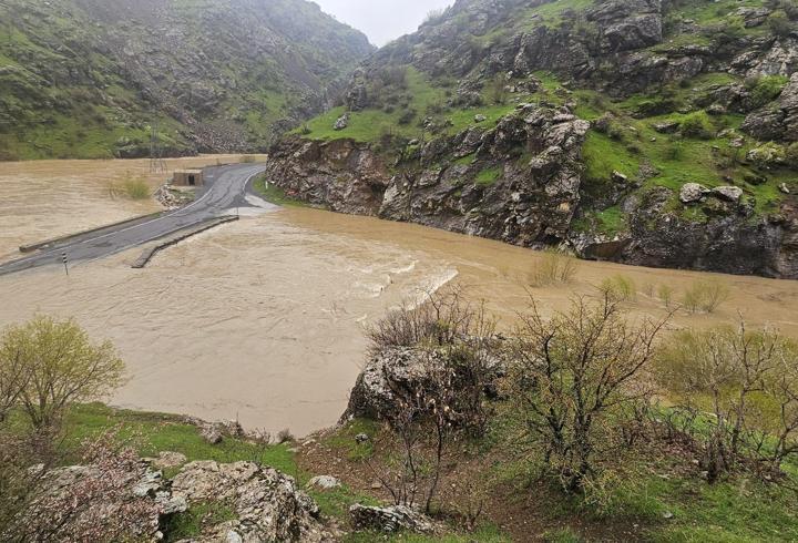 Dere taştı, Şemdinli-Derecik kara yolu ulaşıma kapandı