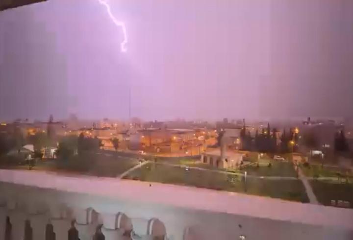 Mardin’de şimşekler geceyi aydınlattı