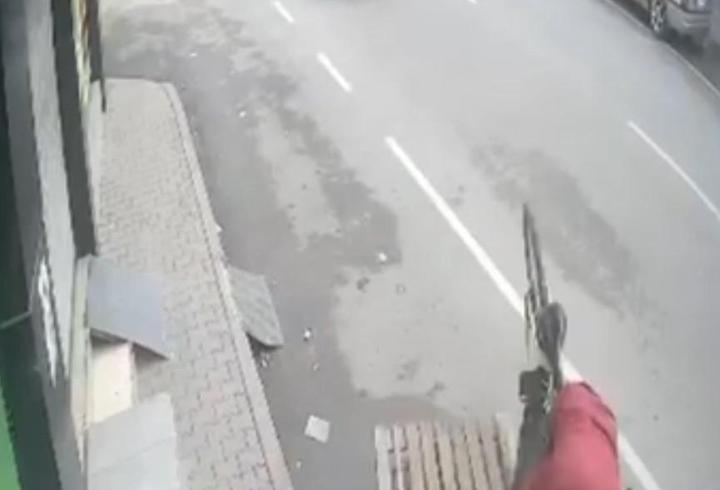 Yol kenarındaki paletlere çarpan bisikletin sürücüsü takla atıp düştü