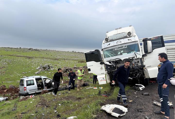 Siverek’te TIR ile hafif ticari araç çarpıştı: 2 ölü, 1 yaralı
