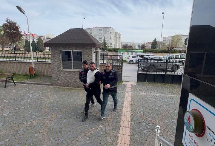 Balkondan girip yatağında uyuyan kişiyi öldüren şüpheliyi azmettirdiği iddiasıyla 2 kardeş tutuklandı