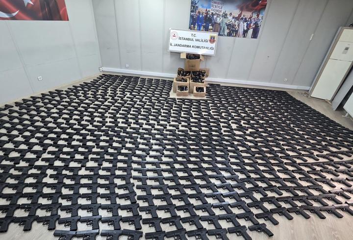 Eyüpsultan’da silah ticareti operasyonu: Kamyonette 1021 tabanca ele geçirildi